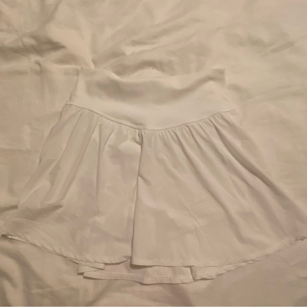 Offline by Aerie white athletic skirt, size M, built in shorts